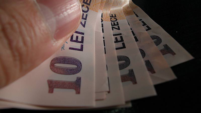 Dacă moţiunea trece, euro ar putea urca la 4,4 – 4,5 lei