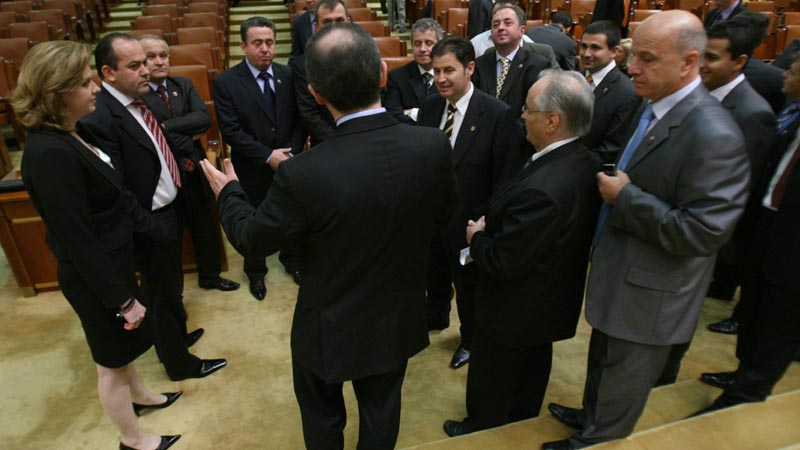 A început războiul în Parlament!