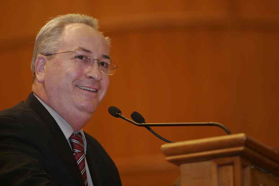 Haşotti i-a dăruit lui Boc „Realizările Guvernului Boc în 2009-2010”