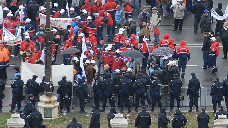 Incidente la miting. Sindicaliştii au încercat să treacă de jandarmi