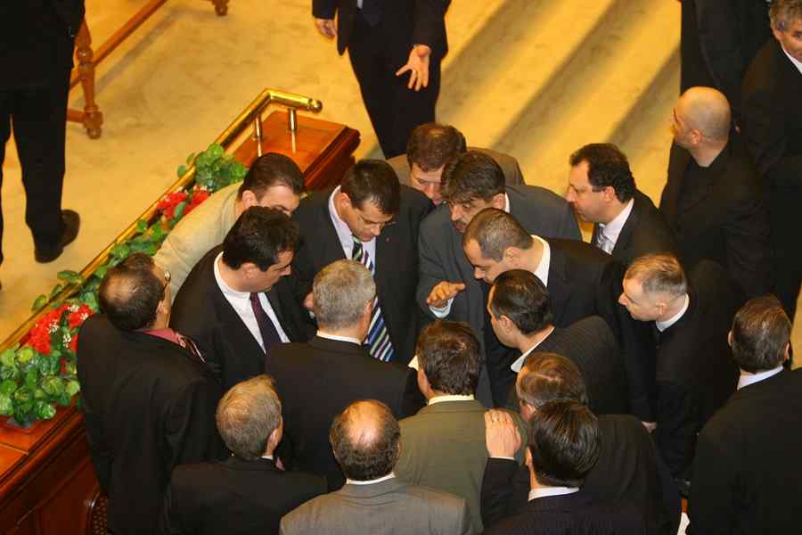 Opoziţia ar putea depune o nouă moţiune de cenzură