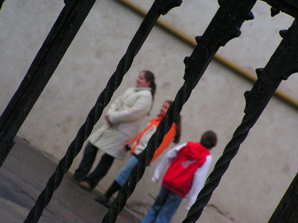 Premierul vorbeşte despre trecerea în online a şcolilor