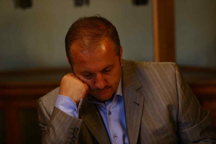 Dîncu îl pune la ”foc mic” pe Antonescu, ”bietul candidat”