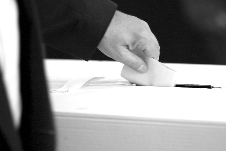 Alegătorii ucraineni, chemaţi să voteze în cadrul alegerilor locale şi regionale
