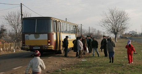 Pensionarii şi veteranii nu mai circulă gratis cu microbuzul
