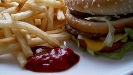 Alertă: A murit după ce a mâncat la un fast-food