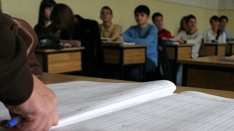 Tot mai mulţi români cred că sistemul de învăţământ este prost şi foarte prost