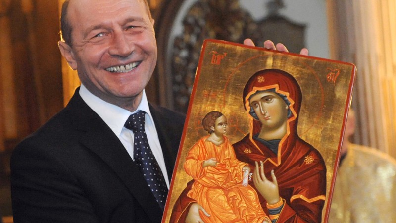 Băsescu răstignit