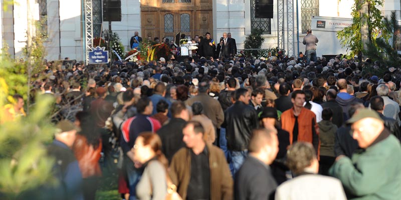 Adrian Păunescu a fost înmormântat, cu onoruri militare, în Cimitirul Bellu
