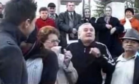 Preot ortodox, dat afară din cauza unor poze postate pe Facebook