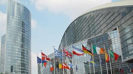 Comisia Europeană atacă agenţiile de rating