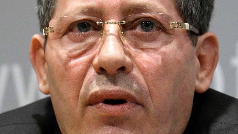 Ghimpu: Comuniştii ar trebui loviţi în cap cu ciocanul de pe sigla lor