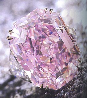 Diamant roz, aşteptat să vândă la un preţ record