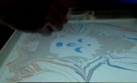 China. Un artist pictează pe apă folosind o tehnică veche de 2.000 de ani