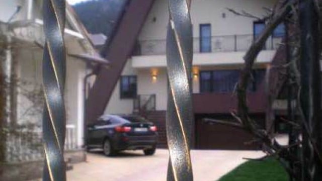 Maşina lui Aurelian Şoric parcată în curtea lui Mararu