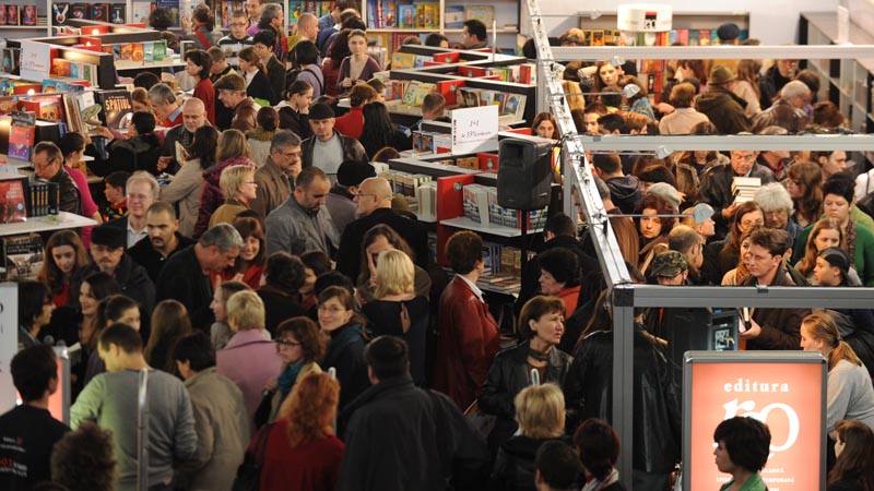 Peste 100.000 de persoane au vizitat târgul Gaudeamus