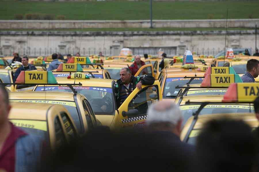 Piaţa Constituţiei. Taximetriştii continuă protestele