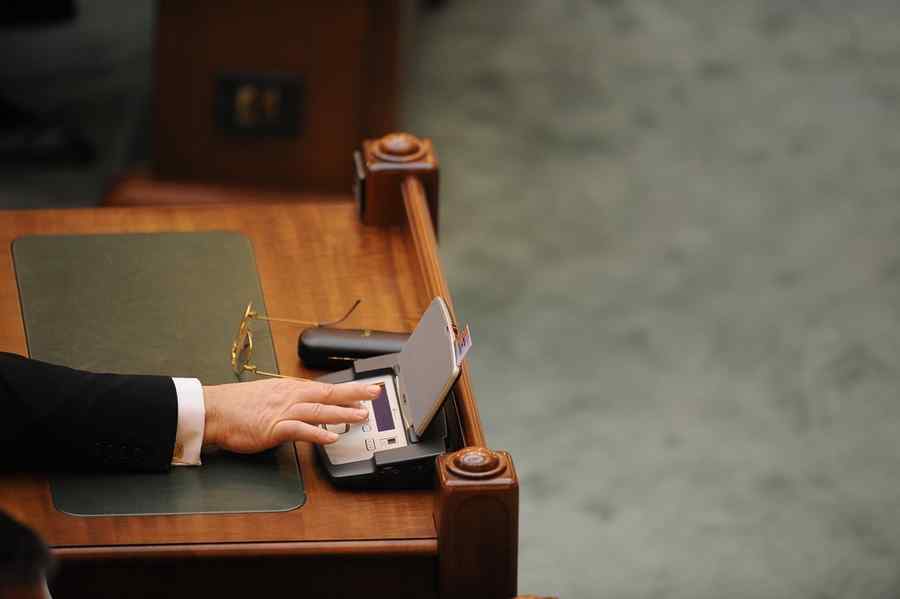 Senatul a modificat pragul abuzului în serviciu: Opoziția protestează