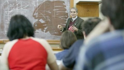 Profesorii ar putea fi obligaţi să predea 22 de ore, potrivit Legii educaţiei