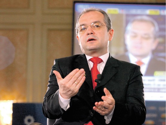 Boc: Moţiunea de cenzură pe Legea educaţiei trebuie dezbătută