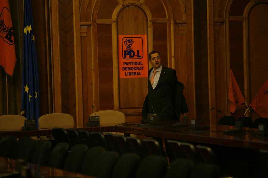 Cezar Preda: Duelul între prostănaci ne duce pe noi în situaţii complet idioate