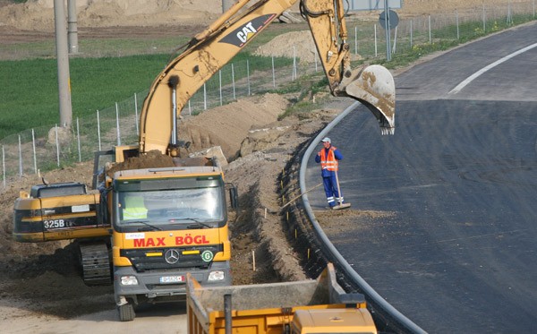 Regii asfaltului au câştigat 32 milioane de euro doar prin umflarea preţului la balast