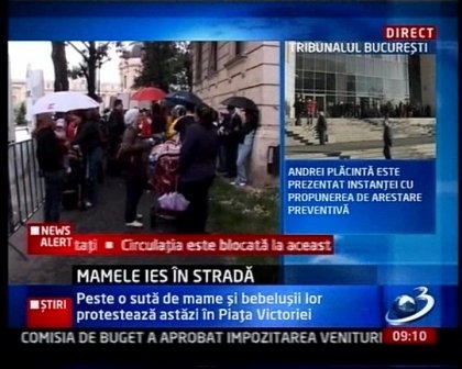 Peste o sută de mame protestează astăzi în faţa Guvernului