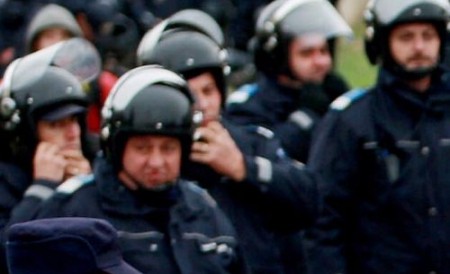 Mai mulţi poliţişti şi jandarmi au fugit în pădure de frica unor romi