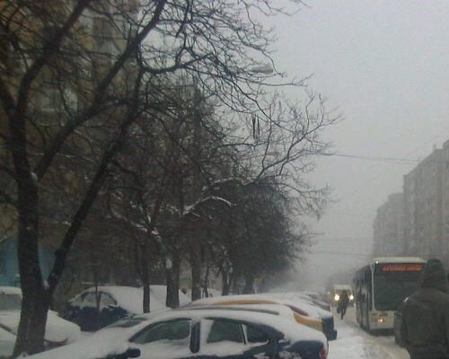 Traficul se desfăşoară în condiţii de iarnă în zonele de munte