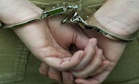Doi români au încercat să vândă inele din aur unicat persoanei de la care le furaseră