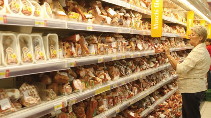 Tabără vrea etichete cu două preţuri la hypermarketuri