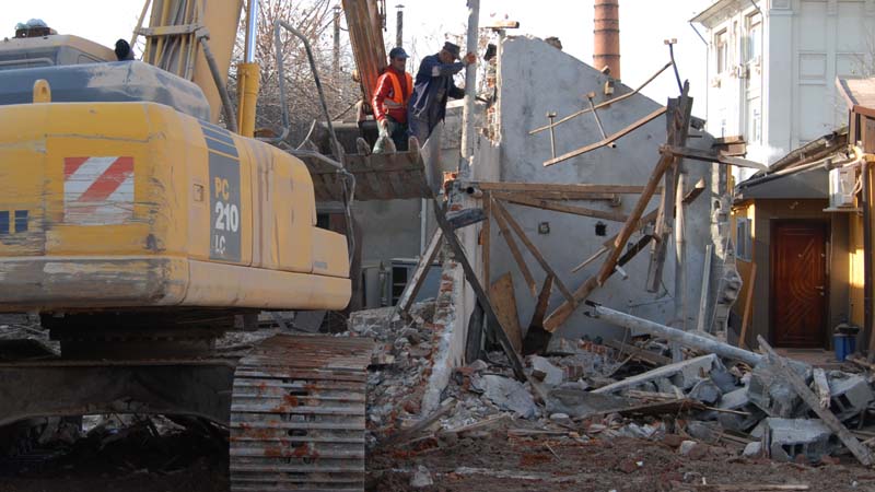 Pe Berzei, clădiri istorice demolate, coşmelii salvate