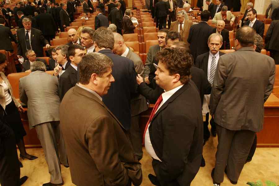 Moţiuni în serie în Parlament