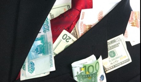 135.000 de români au salarii de cel puţin 1.000 de euro