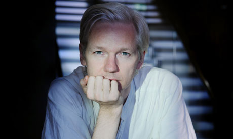 Julian Assange l-a numit pe un jurnalist „scârbă tabloidă”