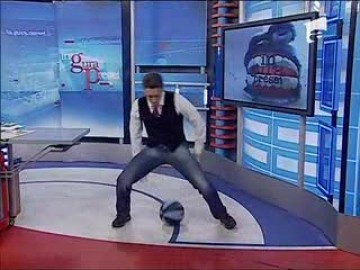 Mircea Badea stie cu mingea de baschet