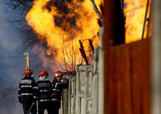 Explozie la Bacău într-un bloc de locuinţe