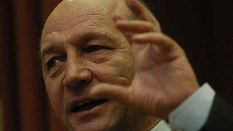 Băsescu îndeamnă senatorii să încalce legea