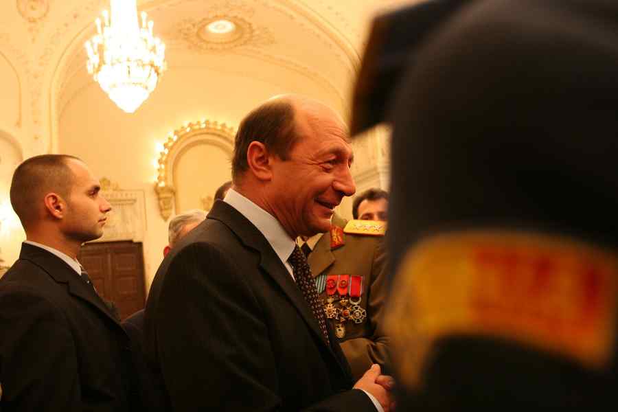 Băsescu: Putem introduce rotaţia armelor la şefia SMG