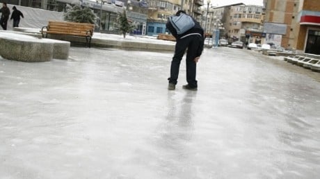 Cetăţenii care nu curăţă trotuarele de gheaţă riscă amenzi de până la 1.000 de lei
