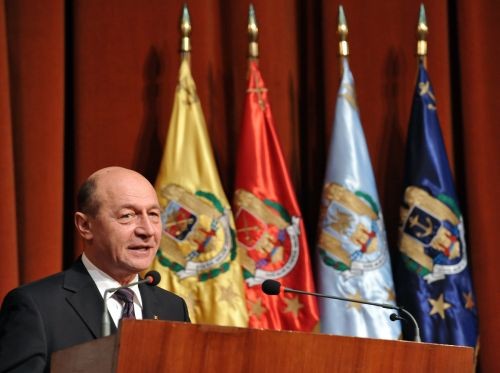 Băsescu întâmpină 2011 cu jerbe şi coroane, cu eşarfe şi fanioane