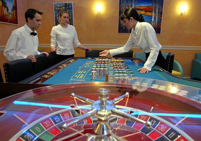 Cazinourile cu dealer live sunt mai bune decât cazinourile terestre?