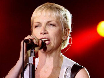 Annie Lennox, decorată de regina Elisabeta a II-a pentru acţiunile umanitare din Africa