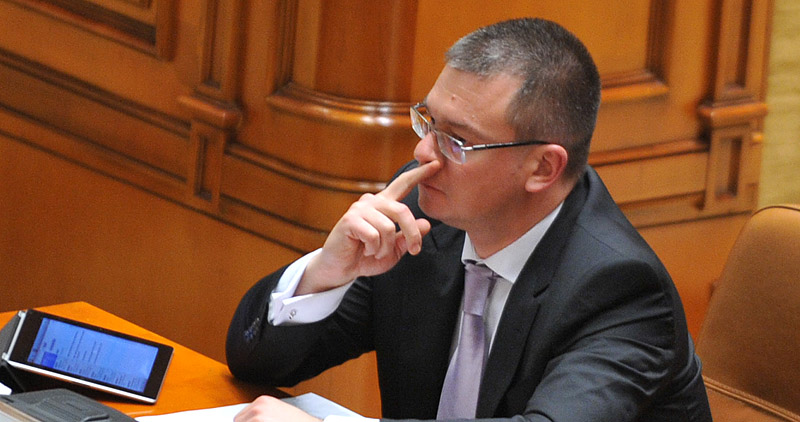 M.R. Ungureanu a rămas cu miere pe buze şi vrea înc-o tură la putere!