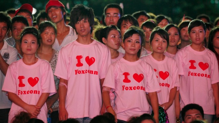 Mii de angajaţi Foxconn care asamblează iPhone 5 au intrat în grevă