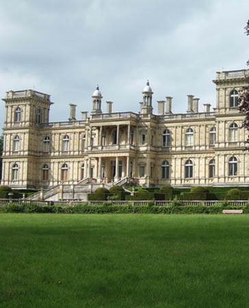 Castele, muzee, crame şi… amante