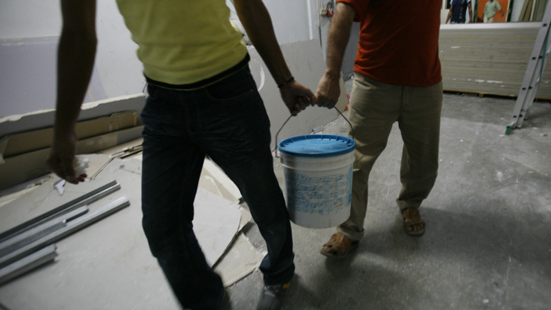 Moartea a doi muncitori români în Germania poate schimba legislaţia muncii