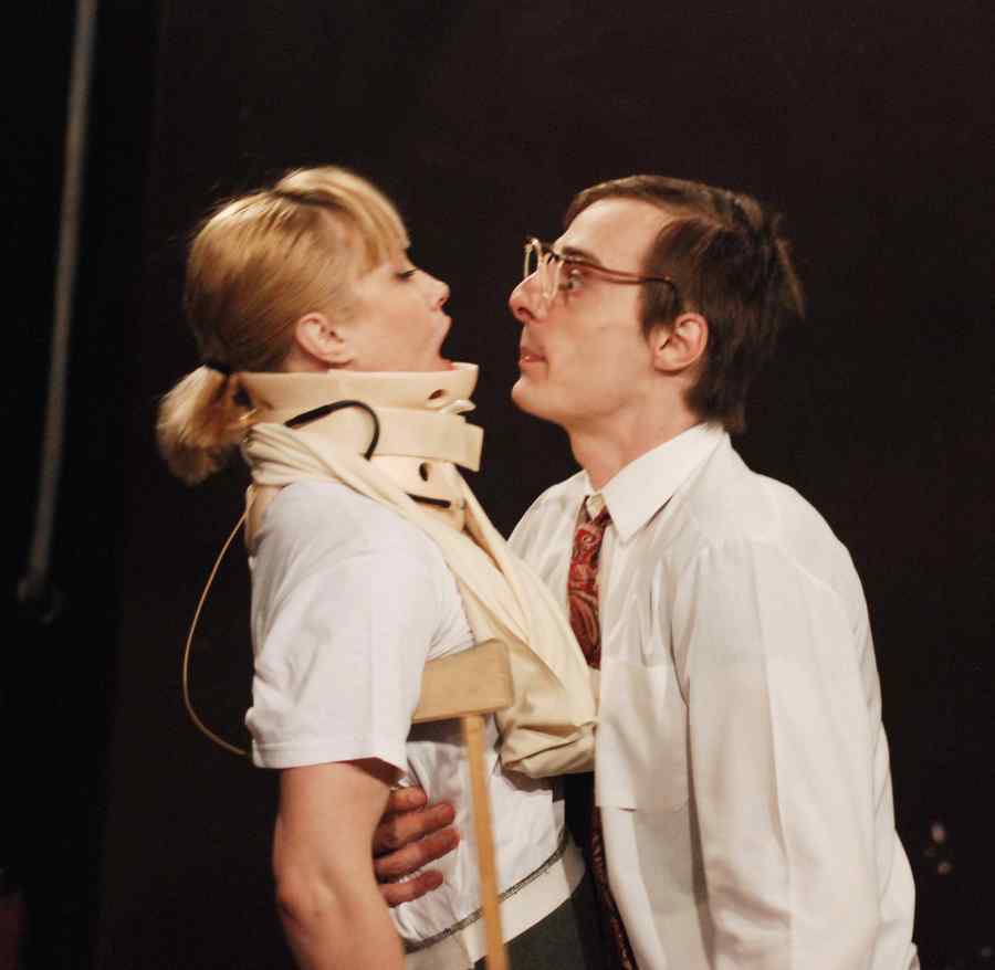 Spectacole cu strip-tease masculin şi femei de tranziţie, tandreţe şi dragoste, umor şi ironie, pâine, circ şi violenţă