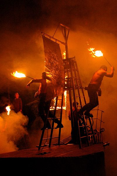 Poveşti teatrale, vise şi încercări, tragic şi comic, imagine şi culoare