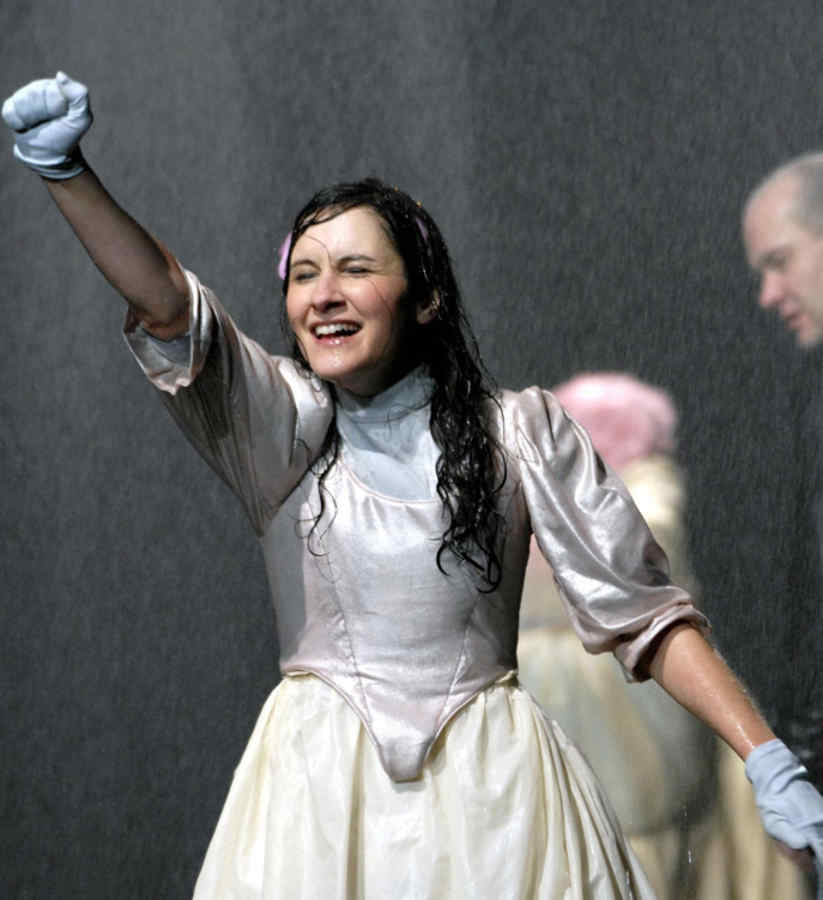 Chiar dacă plouă, bucuraţi-vă de teatru în weekend!
